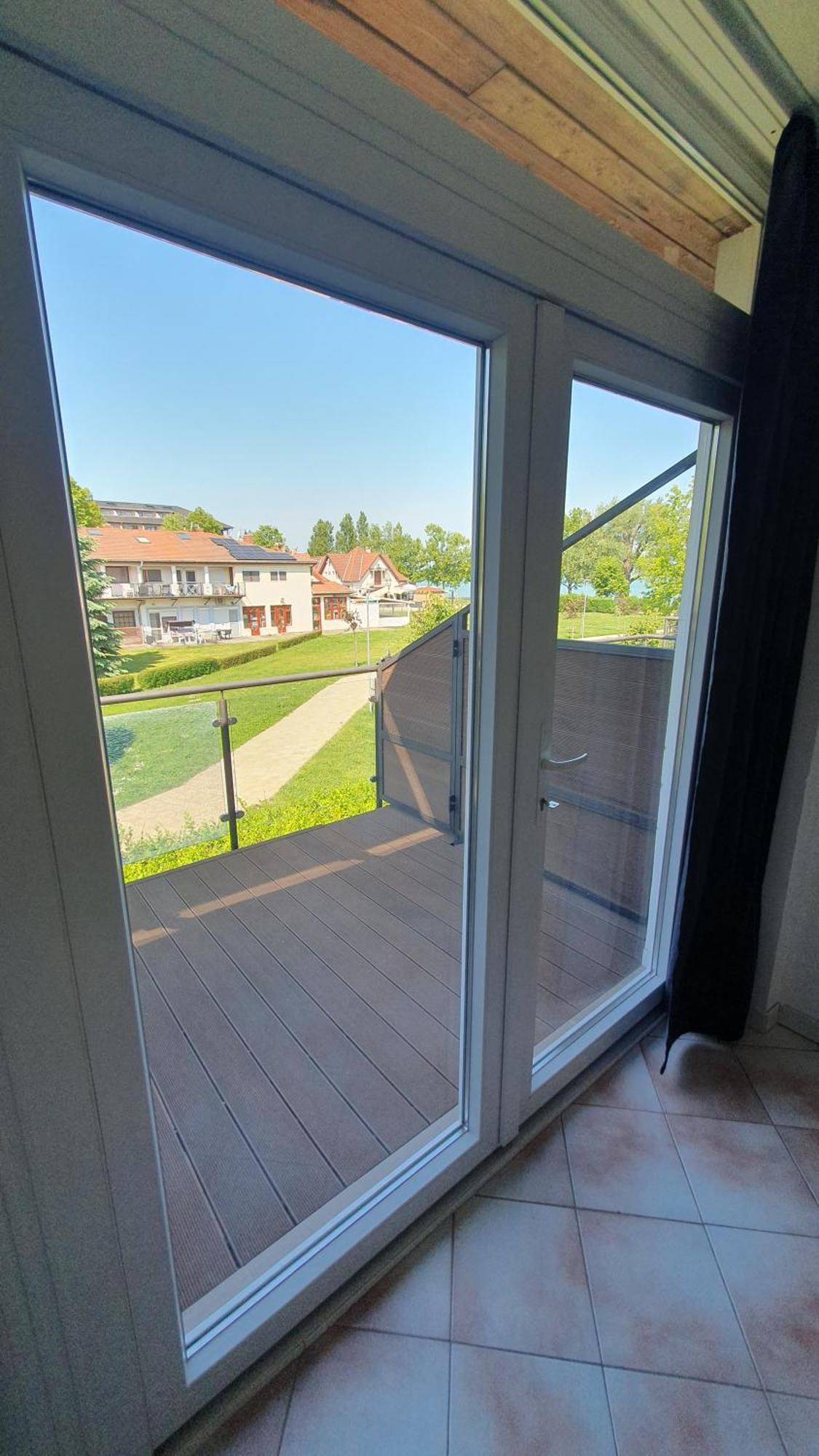 Wellapartman Zamárdi Exteriör bild